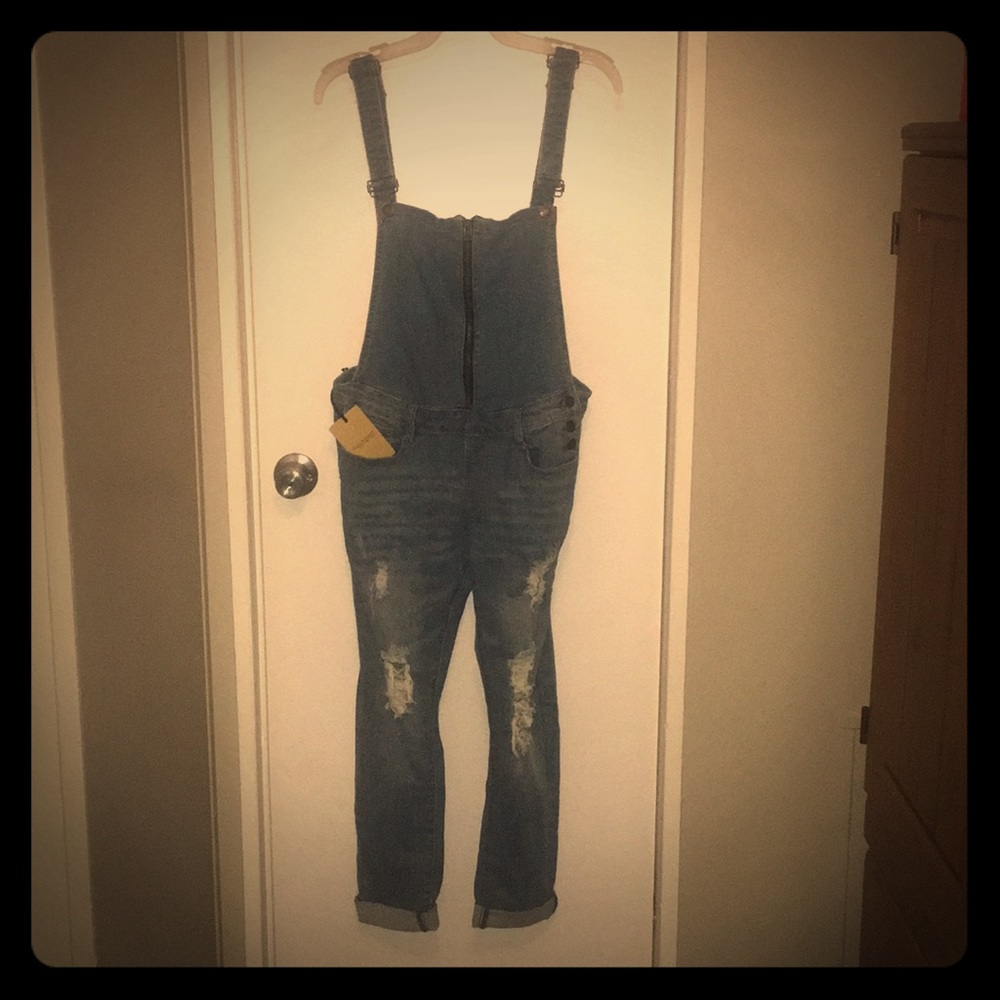 Knee knocker overalls with warn pattern in front